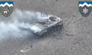 Bộ binh sơn cước của Ukraine phóng tên lửa phá hủy xe bọc thép Nga