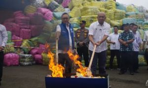 Indonesia đốt hàng triệu USD quần áo cũ để bảo vệ ngành may mặc