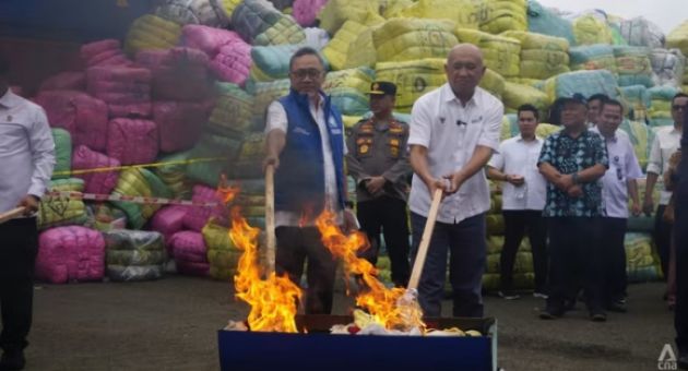 Indonesia đốt hàng triệu USD quần áo cũ để bảo vệ ngành may mặc
