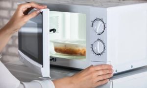 Mở cửa lò vi sóng khi đang quay có nguy hiểm không? FDA đưa ra câu trả lời