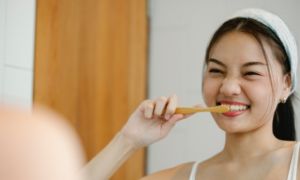 Lý do không nên đánh răng sau bữa sáng