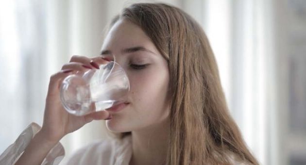 6 lợi ích của uống nước, bạn nên uống bao nhiêu cốc một ngày?