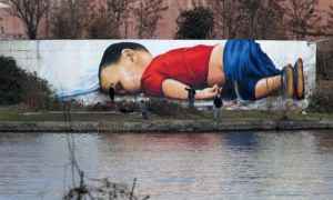 Đức: Bức graffiti khổng lồ về cái chết đầy ám ảnh của em bé Alan Kurdi
