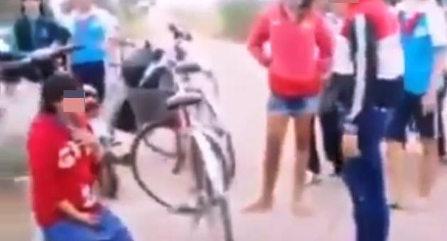 Lạnh lùng cảnh nữ sinh bị ép quỳ, bốc cát ăn