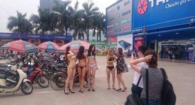 Mặc bikini quảng cáo điện máy: siêu thị điện máy Trần Anh gây phản cảm