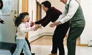 Trẻ không chào người lớn cũng chẳng sao!