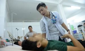 Từ bỏ giàu sang về khám bệnh ở quê nhà