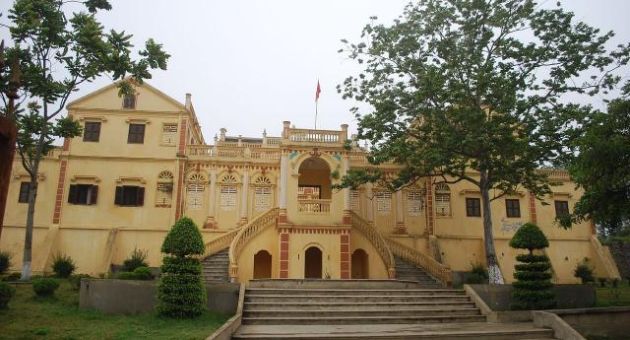 Cận cảnh dinh thự hàng ngàn m2 của vua Mèo
