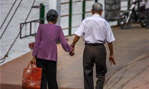 Giá của một cái nắm tay tuổi già là biết bao giông bão thời son trẻ…