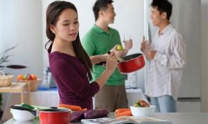 Đàn bà đừng nghe chồng nịnh mà ở nhà chăm con, xin tiền chồng để tiêu