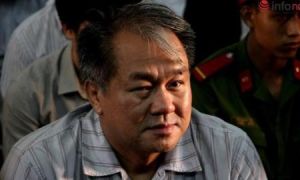 Nụ cười vụ án 9.000 tỷ, dân còng lưng xách nước