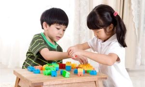 Bố mẹ đã sai lầm thế nào khi dạy con phải chia sẻ với người khác?