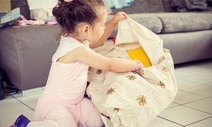 Người lớn đang làm hư trẻ con bởi hành động ai cũng tưởng là đúng