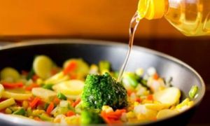 3 thói quen tai hại của bà nội trợ biến dầu ăn trở thành liều thuốc độc