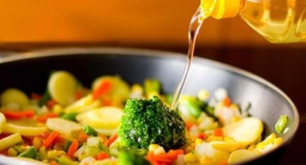 3 thói quen tai hại của bà nội trợ biến dầu ăn trở thành liều thuốc độc