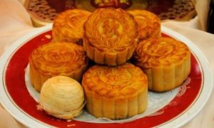 Vì sao ăn bánh Trung thu phải bớt 3 bát cơm và 1,5 bát phở?