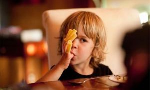 7 hành động thường ngày của cha mẹ vô tình khuyến khích hành vi xấu ở trẻ
