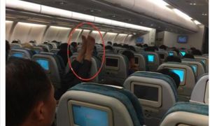 Sốc với người gác chân, kẻ cởi trần, mặc cũng như không trên máy bay