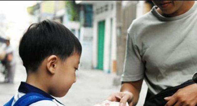 Cho con vay tiền, nhận 1 câu hỏi và sự thức tỉnh của người cha