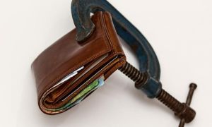 Việt kiều được mặc định trả tiền?