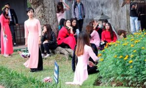 Hàng nghìn sinh viên chen chúc chụp ảnh kỷ yếu, hồn nhiên dẫm lên cỏ ở Văn Miếu
