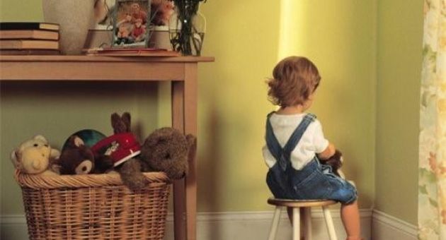 Trẻ cãi lại, nói bậy, lấy trộm đồ, nói dối: Người lớn nên làm gì?