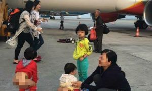Hình ảnh đi vệ sinh ở sân bay gây tranh cãi về bài học ý thức