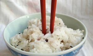 Để tránh bị coi là vô duyên, đừng làm những điều này trên bàn ăn