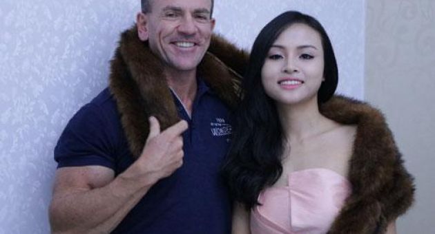 Đại gia Canada rung động trước cô gái Việt vì chiếc túi rẻ tiền