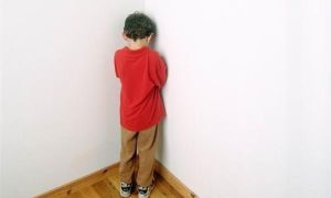 Bắt con úp mặt vào tường khi mắc lỗi, hình phạt tưởng hiệu quả mà lại vô cùng...