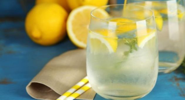 Uống nước chanh ấm để khỏe hơn mỗi ngày