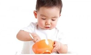 Tuyệt chiêu dạy con tự tay cầm thìa xúc ăn và nhai thành thạo không cần ép