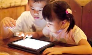 Ba mẹ nào cho con chơi điện thoại, hãy lấy lại ngay và kiểm tra mắt con trước...