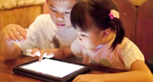 Ba mẹ nào cho con chơi điện thoại, hãy lấy lại ngay và kiểm tra mắt con trước...