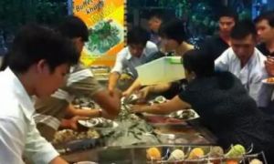 Người Việt tranh ăn, Đại sứ quán cúi đầu xin lỗi