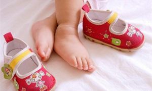 Mua giày rộng cho con đi để đỡ tốn tiền, mẹ chẳng thể ngờ chân con thành thế này