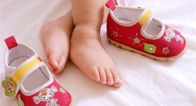 Mua giày rộng cho con đi để đỡ tốn tiền, mẹ chẳng thể ngờ chân con thành thế này