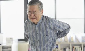 Nếu nhà bạn có người cao tuổi, nhắc họ tuyệt đối không làm 8 việc hại sức khoẻ...