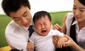 Làm gì khi con hay khóc và ăn vạ?