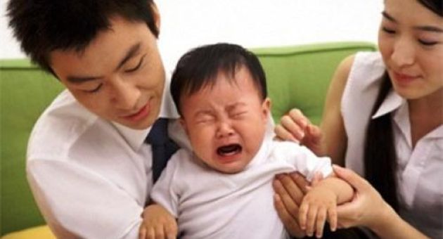 Làm gì khi con hay khóc và ăn vạ?