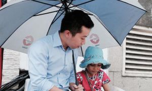 Anh nhân viên ngân hàng dành giờ nghỉ trưa mỗi ngày để dạy chữ cho cô bé vé số...