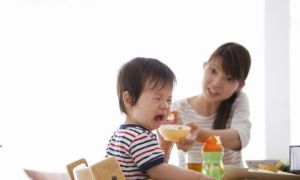 Bài học trả giá bằng sức khoẻ cha mẹ cố nhồi nhét con ăn nên đọc