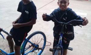 2 anh em đáng thương vượt 50km bằng xe đạp đến thăm cha ngồi tù nhưng lại...