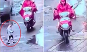 Người phụ nữ độc ác cán qua người bé trai rồi thản nhiên bỏ đi: Dân mạng phẫn nộ