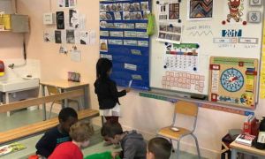 Mẹ Việt cho con đi học mẫu giáo ở Pháp: Trẻ không tự xúc ăn sẽ bị trả về......