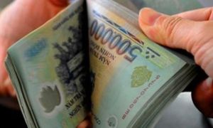 Rút tiền ở Việt Nam, khách Tây ngỡ mình là triệu phú