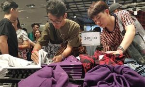 Người Việt mua áo