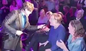 Thủ tướng Đức Merkel thích thú hát trong sự kiện tranh cử