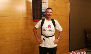 Người đàn ông Đức chạy bộ hơn 10 nghìn km thăm bố mẹ vợ