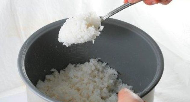 Có nên hâm nóng lại cơm thừa để ăn không?